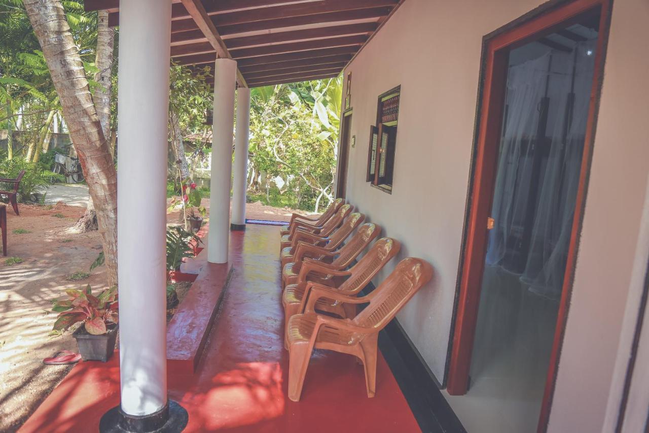 Hikka Surf Hostel Hikkaduwa Extérieur photo