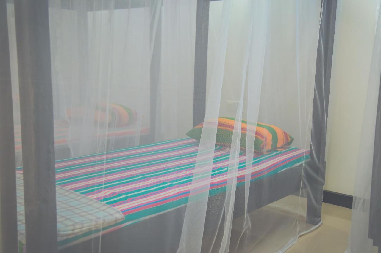 Hikka Surf Hostel Hikkaduwa Extérieur photo
